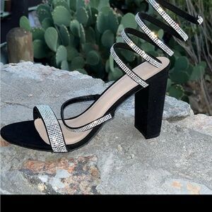 NWOT 🍒 Coil Rhinestone Sparkly Black and Women's Block Heels Spiral Faux Suede